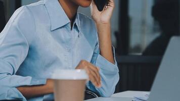 asiático mujer participación teléfono inteligente, mujer de negocios utilizando teléfono inteligente para social medios de comunicación y mensajería con amigos, utilizando teléfono inteligente a enviar trabajo correo electrónico. conceptos de comunicación vía el Internet. video