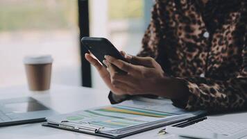 asiatico donna Tenere smartphone, donna d'affari utilizzando smartphone per sociale media e messaggistica con gli amici, utilizzando smartphone per Spedire opera e-mail. concetti di comunicazione attraverso il Internet. video