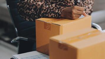 opstarten klein bedrijf ondernemer van freelance Aziatisch vrouw gebruik makend van een laptop met doos vrolijk succes online afzet verpakking doos en levering mkb idee concept video