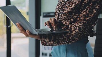 cierre a una mujer de negocios usando una calculadora y una computadora portátil para hacer finanzas matemáticas en un escritorio de madera, impuestos, contabilidad, estadísticas y concepto de investigación analítica video