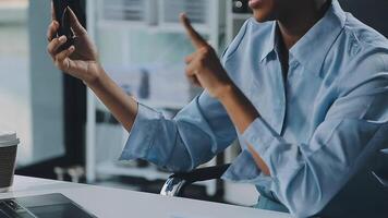 asiático mujer participación teléfono inteligente, mujer de negocios utilizando teléfono inteligente para social medios de comunicación y mensajería con amigos, utilizando teléfono inteligente a enviar trabajo correo electrónico. conceptos de comunicación vía el Internet. video