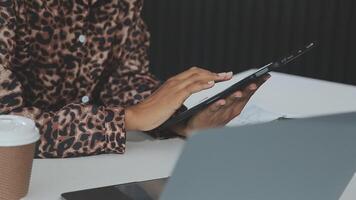 cierre a una mujer de negocios usando una calculadora y una computadora portátil para hacer finanzas matemáticas en un escritorio de madera, impuestos, contabilidad, estadísticas y concepto de investigación analítica video