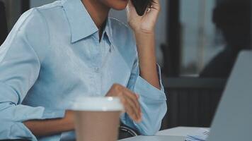 Aziatisch vrouw Holding smartphone, zakenvrouw gebruik makend van smartphone voor sociaal media en berichten met vrienden, gebruik makend van smartphone naar sturen werk e-mail. concepten van communicatie via de internetten. video