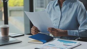 cierre a una mujer de negocios usando una calculadora y una computadora portátil para hacer finanzas matemáticas en un escritorio de madera, impuestos, contabilidad, estadísticas y concepto de investigación analítica video