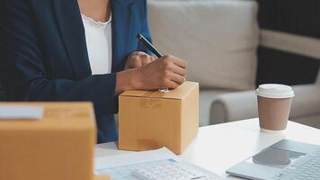 avviare piccolo attività commerciale imprenditore di libero professionista asiatico donna utilizzando un' il computer portatile con scatola allegro successo in linea marketing confezione scatola e consegna pmi idea concetto video