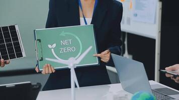 attività commerciale persone avendo consultazione di vento energia a azienda ufficio. attività commerciale squadra discutere di mulino a vento e alternativa verde energia. netto zero e carbonio neutro concetto video