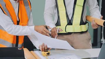 civil ingeniero equipos reunión trabajando juntos vestir trabajador cascos casco de seguridad en construcción sitio en moderno ciudad. capataz industria proyecto gerente ingeniero trabajo en equipo. asiático industria profesional equipo. video