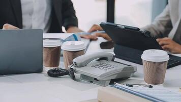 réunion du directeur financier discutant des statistiques financières sur le succès du projet de croissance de l'entreprise, investisseur professionnel travaillant sur un projet de démarrage pour un plan stratégique avec document, ordinateur portable et tablette numérique. video