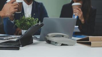 réunion du directeur financier discutant des statistiques financières sur le succès du projet de croissance de l'entreprise, investisseur professionnel travaillant sur un projet de démarrage pour un plan stratégique avec document, ordinateur portable et tablette numérique. video