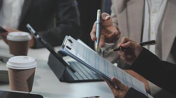 réunion du directeur financier discutant des statistiques financières sur le succès du projet de croissance de l'entreprise, investisseur professionnel travaillant sur un projet de démarrage pour un plan stratégique avec document, ordinateur portable et tablette numérique. video