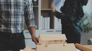 o negócio encontro Tempo com arquitetura interior desenhador e Engenharia. encontro e discussão sobre construção progresso dentro trabalhos e figuras denotando do contabilidade e financeiro video