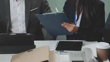 réunion du directeur financier discutant des statistiques financières sur le succès du projet de croissance de l'entreprise, investisseur professionnel travaillant sur un projet de démarrage pour un plan stratégique avec document, ordinateur portable et tablette numérique. video