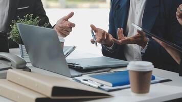 Finanzmanagertreffen zur Diskussion des Erfolgs des Unternehmenswachstumsprojekts Finanzstatistik, professioneller Investor, der ein Startprojekt für den Strategieplan mit Dokument, Laptop und digitalem Tablet arbeitet. video