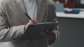 réunion du directeur financier discutant des statistiques financières sur le succès du projet de croissance de l'entreprise, investisseur professionnel travaillant sur un projet de démarrage pour un plan stratégique avec document, ordinateur portable et tablette numérique. video