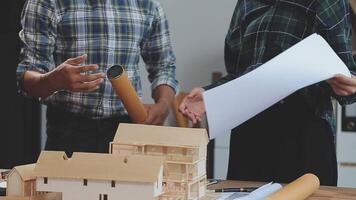 negocio reunión hora con arquitectura interior diseñador y ingeniería. reunión y discusión acerca de construcción Progreso en trabajo y cifras denotando de contabilidad y financiero video