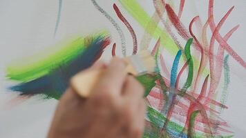 plus de le épaule sélectif concentrer coup de Masculin artiste en utilisant brosse tandis que ajouter Couleur peindre à crayon dessin sur Toile video