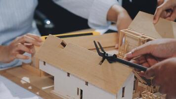 les équipes d'ingénieurs civils se réunissant travaillant ensemble portent des casques de travail sur le chantier de construction dans la ville moderne. contremaître industrie chef de projet ingénieur travail d'équipe. équipe professionnelle de l'industrie asiatique video