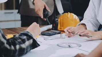 Los equipos de ingenieros civiles que se reúnen trabajando juntos usan cascos de trabajador en el sitio de construcción en la ciudad moderna. trabajo en equipo del ingeniero del jefe de proyecto de la industria del capataz. equipo profesional de la industria asiática video