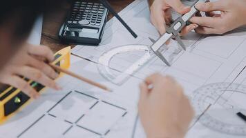 Los equipos de ingenieros civiles que se reúnen trabajando juntos usan cascos de trabajador en el sitio de construcción en la ciudad moderna. trabajo en equipo del ingeniero del jefe de proyecto de la industria del capataz. equipo profesional de la industria asiática video