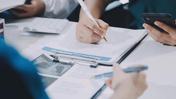 medico, incontro e il computer portatile per squadra nel ufficio nel discussione, di brainstorming e pianificazione. medico, infermiera e computer su scrivania, lavoro di squadra o laboratorio per dati analitica. video