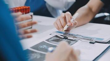 médico, reunión y ordenador portátil para equipo en oficina en discusión, lluvia de ideas y planificación. doctor, enfermero y computadora en escritorio, trabajo en equipo o taller para datos analítica. video