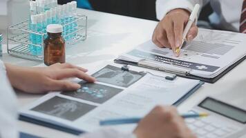 médico, reunión y ordenador portátil para equipo en oficina en discusión, lluvia de ideas y planificación. doctor, enfermero y computadora en escritorio, trabajo en equipo o taller para datos analítica. video