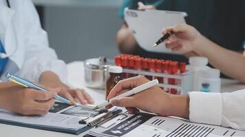 médical, réunion et portable pour équipe dans Bureau dans discussion, réflexion et planification. médecin, infirmière et ordinateur sur bureau, travail en équipe ou atelier pour Les données analytique. video