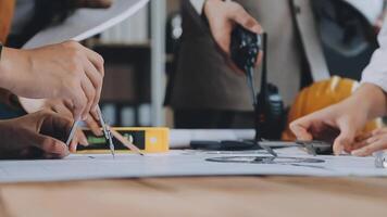 Los equipos de ingenieros civiles que se reúnen trabajando juntos usan cascos de trabajador en el sitio de construcción en la ciudad moderna. trabajo en equipo del ingeniero del jefe de proyecto de la industria del capataz. equipo profesional de la industria asiática video