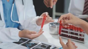 medico, incontro e il computer portatile per squadra nel ufficio nel discussione, di brainstorming e pianificazione. medico, infermiera e computer su scrivania, lavoro di squadra o laboratorio per dati analitica. video