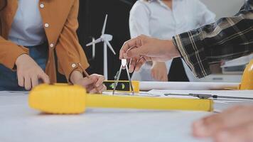 bauingenieurteams, die sich treffen und zusammenarbeiten, tragen arbeiterhelme auf der baustelle in der modernen stadt. meister industrie projektleiter ingenieur teamarbeit. professionelles team der asiatischen industrie video