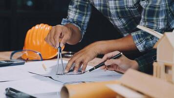 bedrijf vergadering tijd met architectuur interieur ontwerper en engineering. vergadering en discussie over bouw vooruitgang in werk en figuren aanduiding van accounting en financieel video