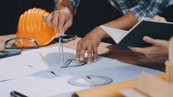 o negócio encontro Tempo com arquitetura interior desenhador e Engenharia. encontro e discussão sobre construção progresso dentro trabalhos e figuras denotando do contabilidade e financeiro video