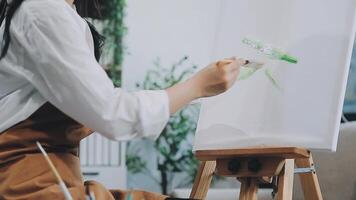 plus de le épaule sélectif concentrer coup de Masculin artiste en utilisant brosse tandis que ajouter Couleur peindre à crayon dessin sur Toile video