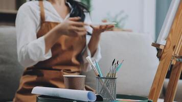 plus de le épaule sélectif concentrer coup de Masculin artiste en utilisant brosse tandis que ajouter Couleur peindre à crayon dessin sur Toile video