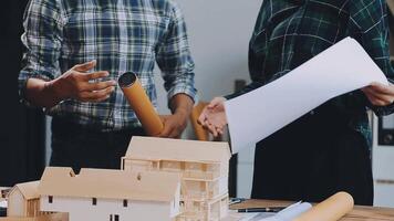 o negócio encontro Tempo com arquitetura interior desenhador e Engenharia. encontro e discussão sobre construção progresso dentro trabalhos e figuras denotando do contabilidade e financeiro video