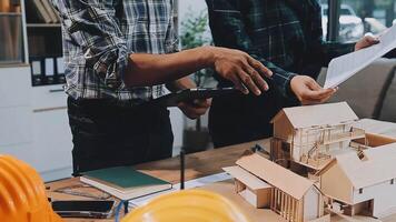 Geschäft Treffen Zeit mit die Architektur Innere Designer und Maschinenbau. Treffen und Diskussion Über Konstruktion Fortschritt im Arbeit und zahlen bezeichnet von Buchhaltung und finanziell video