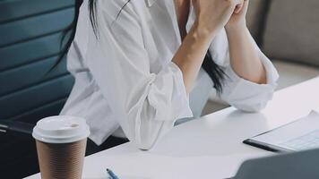 mujer de negocios asiática con traje formal en la oficina feliz y alegre durante el uso del teléfono inteligente y el trabajo video