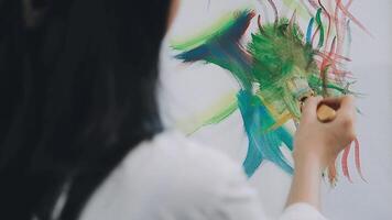 plus de le épaule sélectif concentrer coup de Masculin artiste en utilisant brosse tandis que ajouter Couleur peindre à crayon dessin sur Toile video