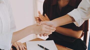 gente de negocios dándose la mano, terminando la reunión video