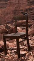 vieille chaise en bois sur les rochers du grand canyon video