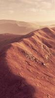 a vista das formações rochosas no deserto de wadi rum video