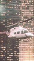 helikopter vliegt door centrum van grote stad video