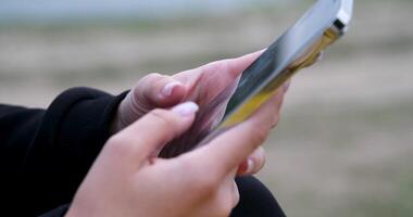 mujer utilizando aplicaciones en un pantalla táctil teléfono inteligente concepto para utilizando tecnología video