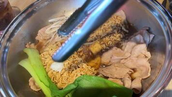 rotativo ramen dentro a tigela fazer tradicional vietnamita sopa dentro uma restaurante, escolher seu próprio ingredientes, adicionar para a ferro frigideira, cozinhar, cozinhar com Macarrão video