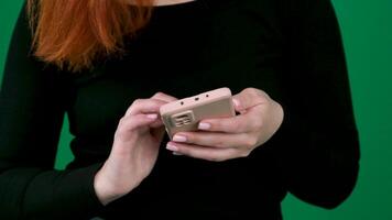 kvinna hand innehav cell telefon Rör skärm skriver skrolla sida använder sig av app. smartphone mobil telefon enhet i händer. internet Nyheter innehåll appar mobiltelefon missbruk begrepp video