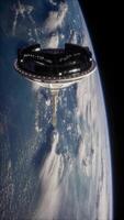 satélite espacial futurista que orbita la tierra video