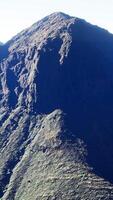 panorama del paesaggio delle montagne rocciose aeree video