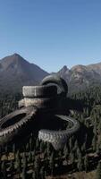 pneus de voiture abandonnés dans les montagnes video