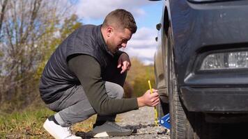 Mens veranderen wiel na een auto afbreken. vervoer, op reis concept video