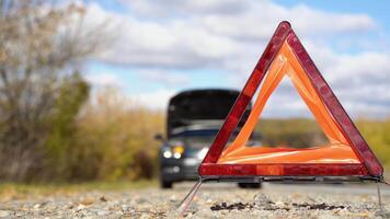 voiture avec des problèmes et un triangle rouge pour avertir les autres usagers de la route video